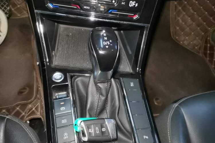 Used Volkswagen Passat 2020 Facelift 330TSI Elite Edition China VI Standard Gear Lever