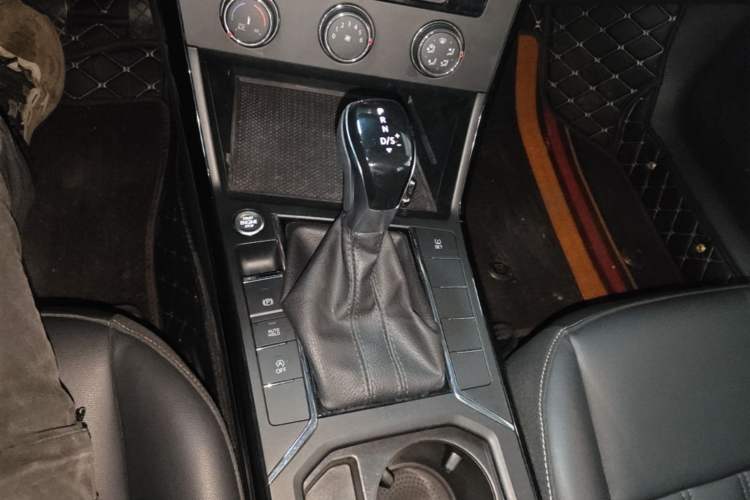 Used Volkswagen Passat 2020 Revised Version 280TSI Business Edition China VI Standard Gear Lever