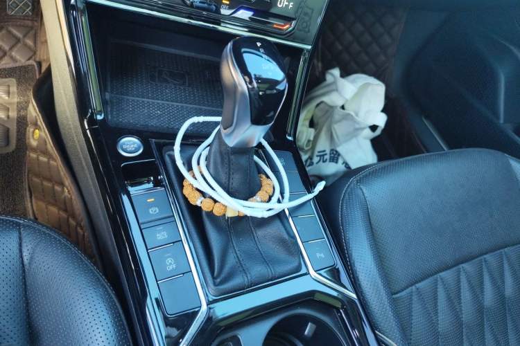 Used Volkswagen Passat 2020 Revised Version 330TSI Luxury Edition China VI Standard Gear Lever