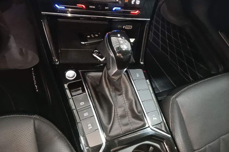 Used Volkswagen Passat 2020 Revised Version 330TSI Luxury Edition China VI Standard Gear Lever