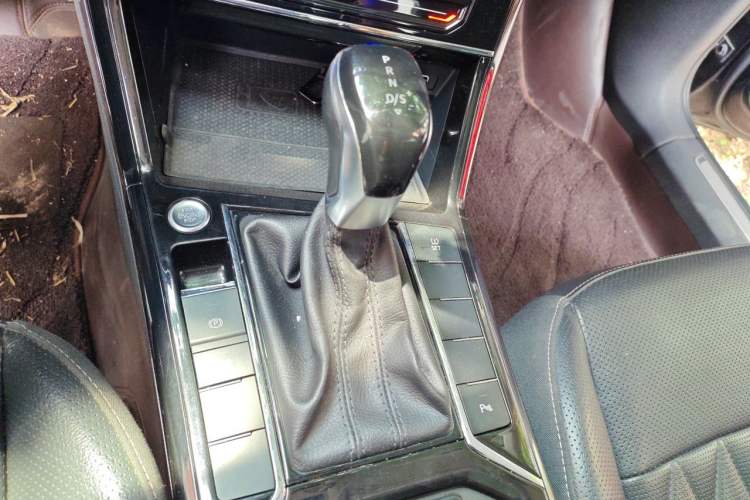 Used Volkswagen Passat 2020 Revised Version 330TSI Luxury Edition China VI Standard Gear Lever