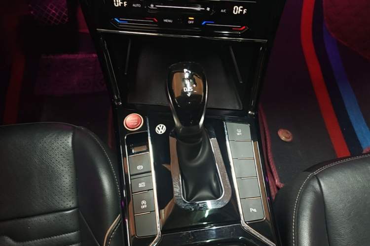 Used Volkswagen Passat 2020 Facelift 330TSI Elite Edition China VI Standard Gear Lever