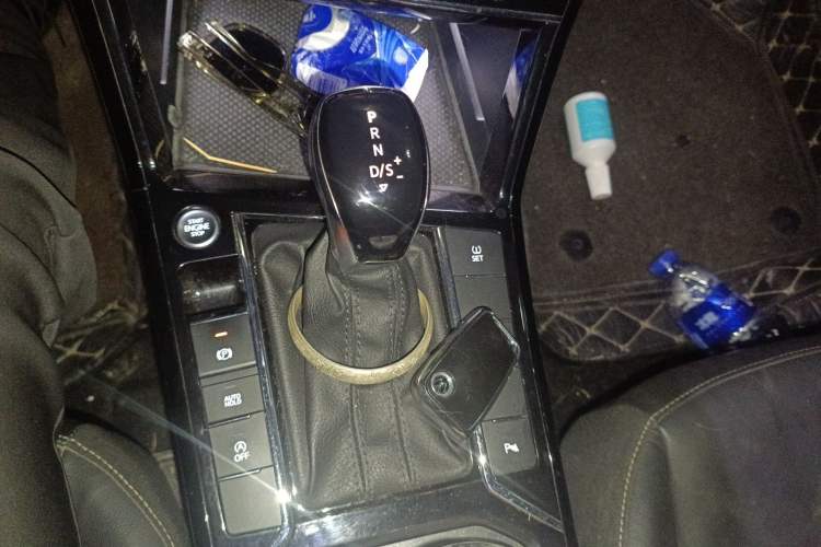 Used Volkswagen Passat 2020 Facelift 330TSI Elite Edition China VI Standard Gear Lever
