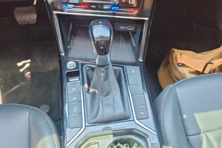Used Volkswagen Passat 2020 Revised Version 330TSI Luxury Edition China VI Standard Gear Lever