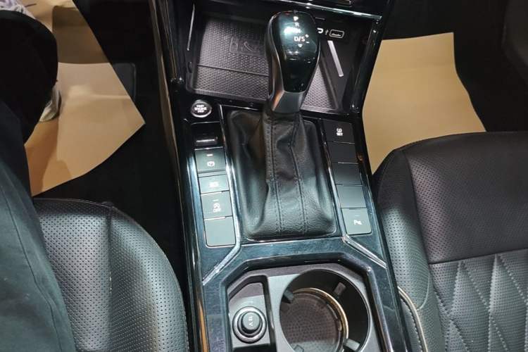 Used Volkswagen Passat 2020 Revised Version 330TSI Luxury Edition China VI Standard Gear Lever
