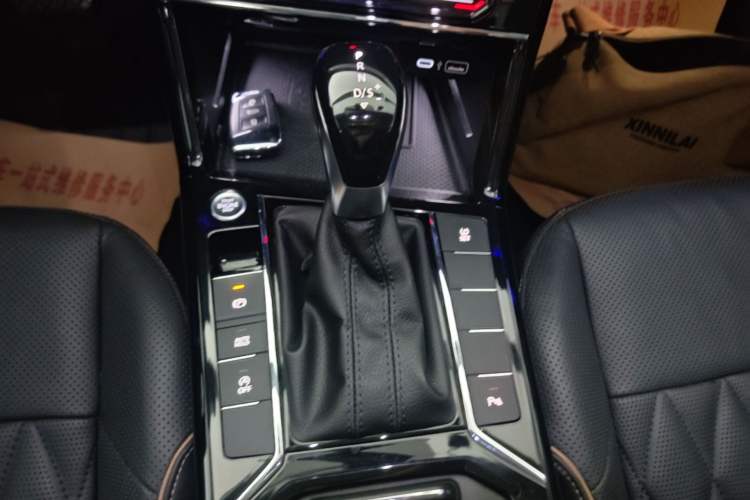 Used Volkswagen Passat 2020 Revised Version 330TSI Luxury Edition China VI Standard Gear Lever