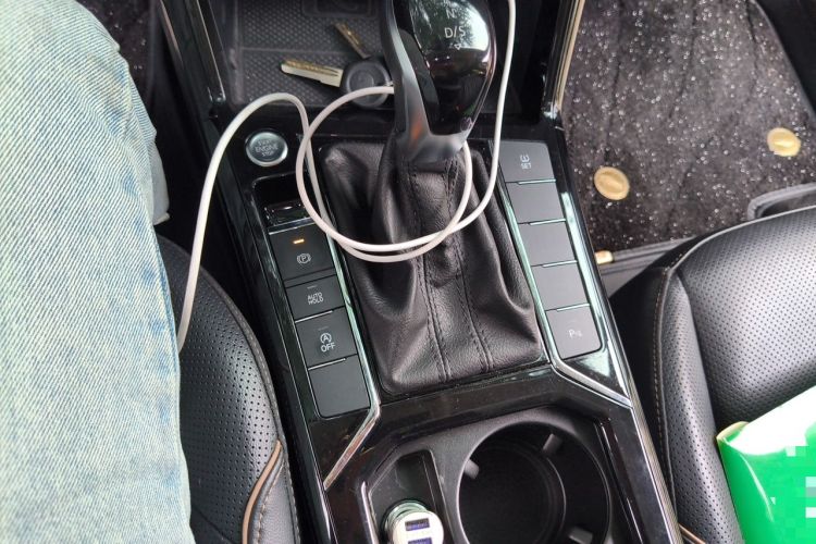 Used Volkswagen Passat 2020 Revised Version 330TSI Luxury Edition China VI Standard Gear Lever
