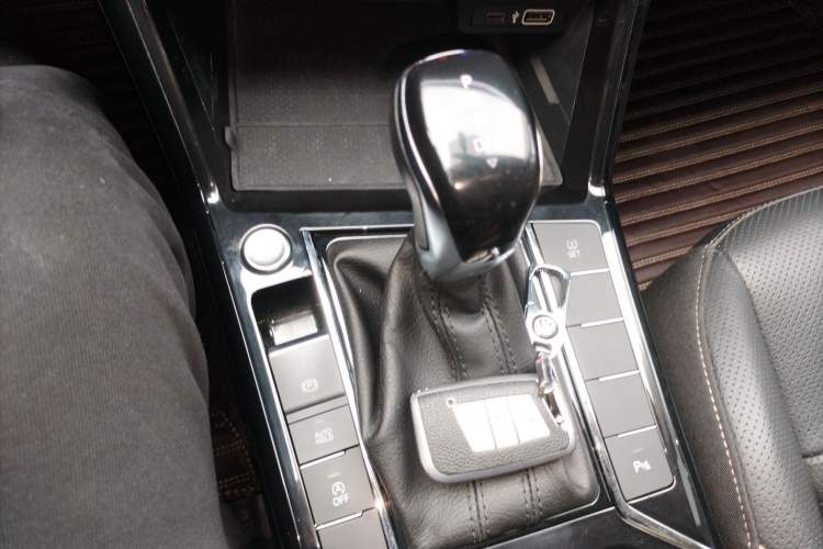 Used Volkswagen Passat 2020 Revised Version 330TSI Luxury Edition China VI Standard Gear Lever