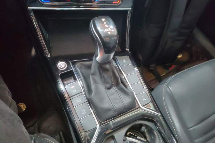 Used Volkswagen Passat 2020 Facelift 330TSI Elite Edition China VI Standard Gear Lever