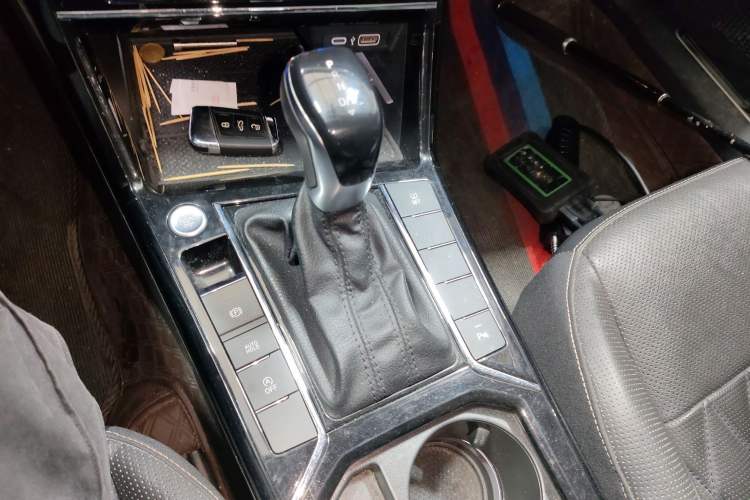 Used Volkswagen Passat 2020 Revised Version 330TSI Luxury Edition China VI Standard Gear Lever