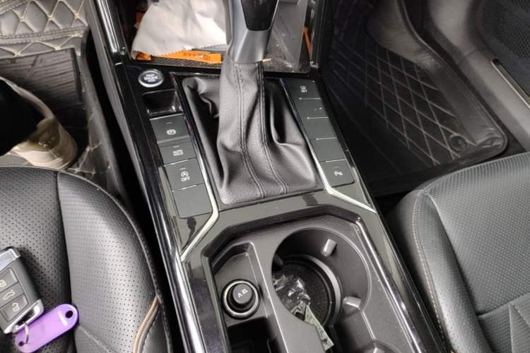 Used Volkswagen Passat 2020 Revised Version 330TSI Luxury Edition China VI Standard Gear Lever