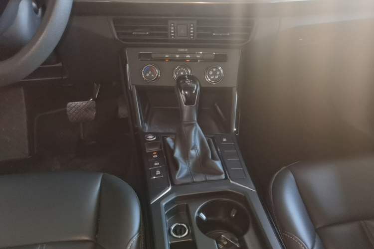 Used Volkswagen Passat 2020 Revised Version 280TSI Business Edition China VI Standard Gear Lever