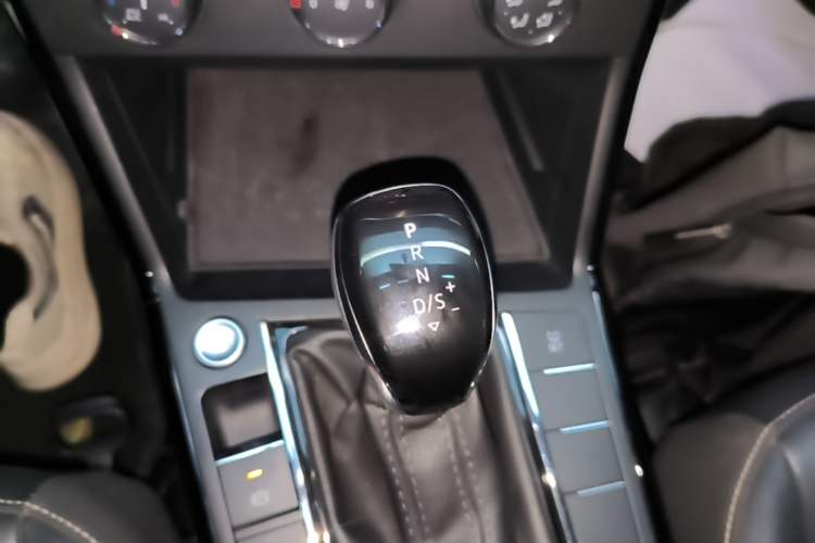 Used Volkswagen Passat 2020 Revised Version 280TSI Business Edition China VI Standard Gear Lever