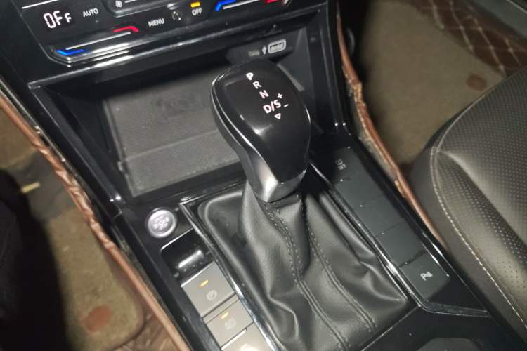 Used Volkswagen Passat 2020 Revised Version 330TSI Luxury Edition China VI Standard Gear Lever