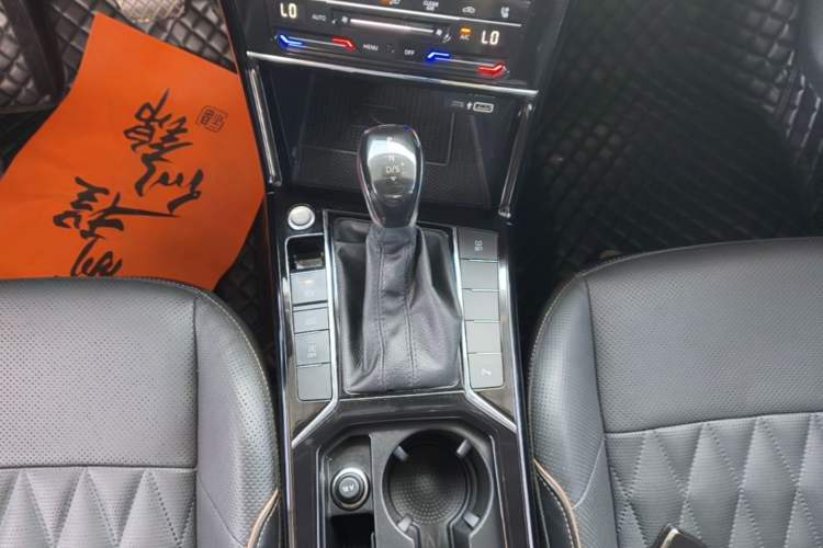 Used Volkswagen Passat 2020 Revised Version 330TSI Luxury Edition China VI Standard Gear Lever