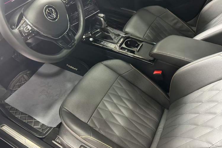 Used Volkswagen Passat 2020 Revised Version 330TSI Luxury Edition China VI Standard Interior 1