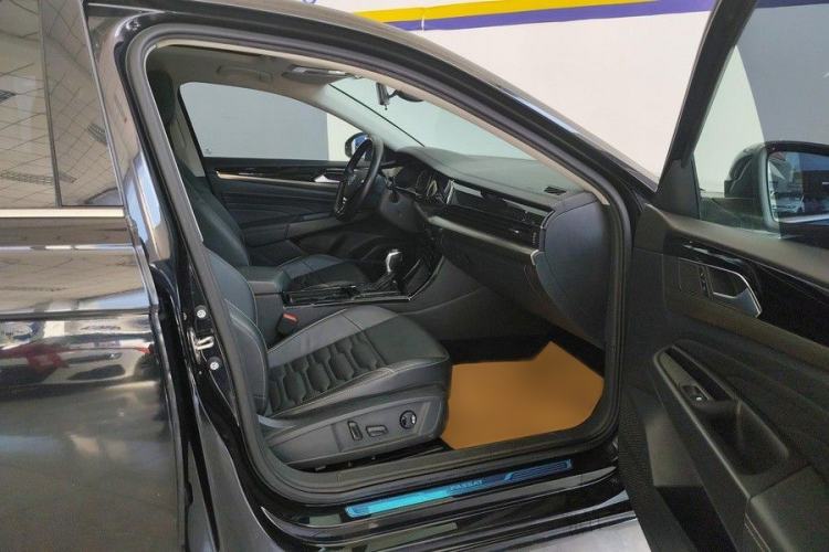 Used Volkswagen Passat 2020 330TSI Elite Edition China VI Interior 11