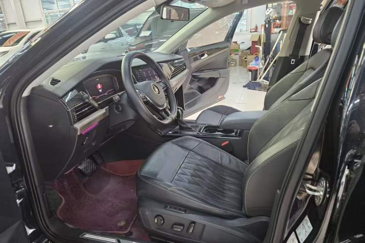 Used Volkswagen Passat 2020 Revised Version 330TSI Luxury Edition China VI Standard Interior 2