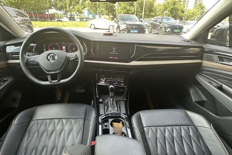 Used Volkswagen Passat 2020 Revised Version 330TSI Luxury Edition China VI Standard Interior 2