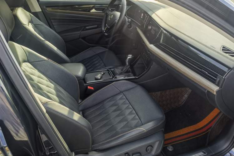 Used Volkswagen Passat 2020 Revised Version 330TSI Luxury Edition China VI Standard Interior 2