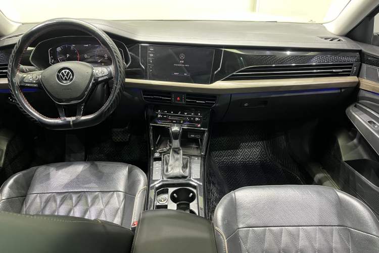 Used Volkswagen Passat 2020 Revised Version 330TSI Luxury Edition China VI Standard Interior 2
