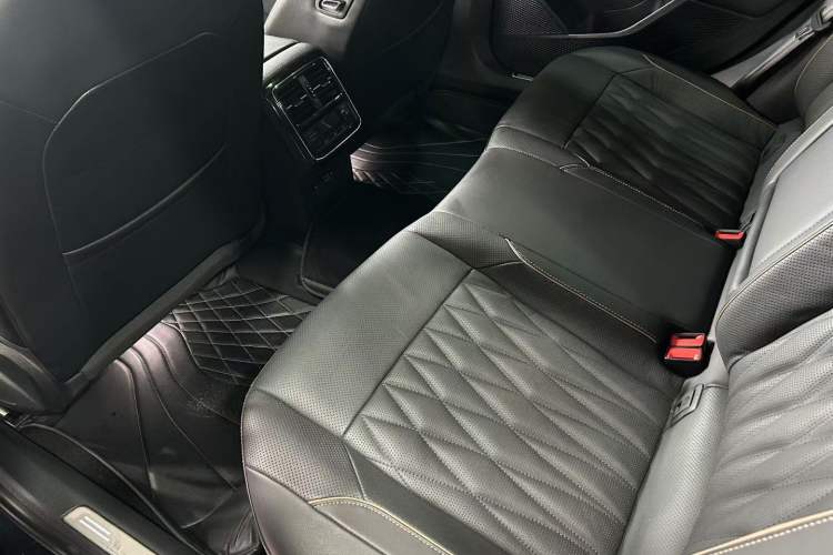 Used Volkswagen Passat 2020 Revised Version 330TSI Luxury Edition China VI Standard Interior 2