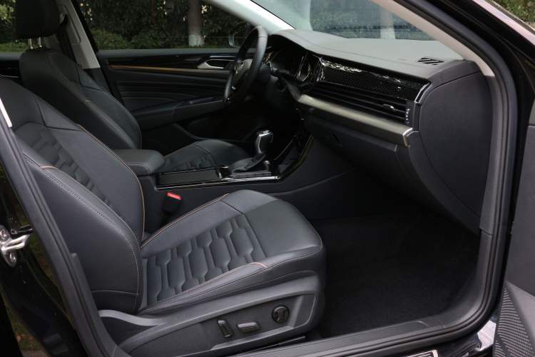 Used Volkswagen Passat 2020 330TSI Elite Edition China VI Interior 2