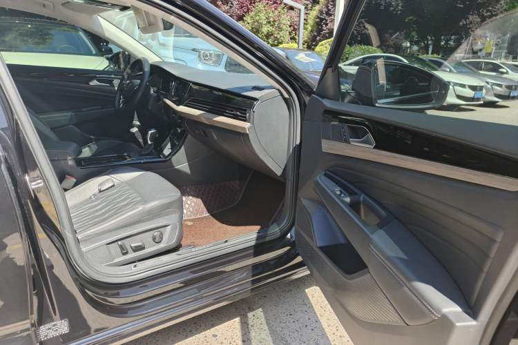 Used Volkswagen Passat 2020 Revised Version 330TSI Luxury Edition China VI Standard Interior 3