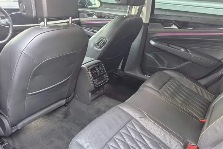 Used Volkswagen Passat 2020 330TSI Luxury Edition China VI Interior 3