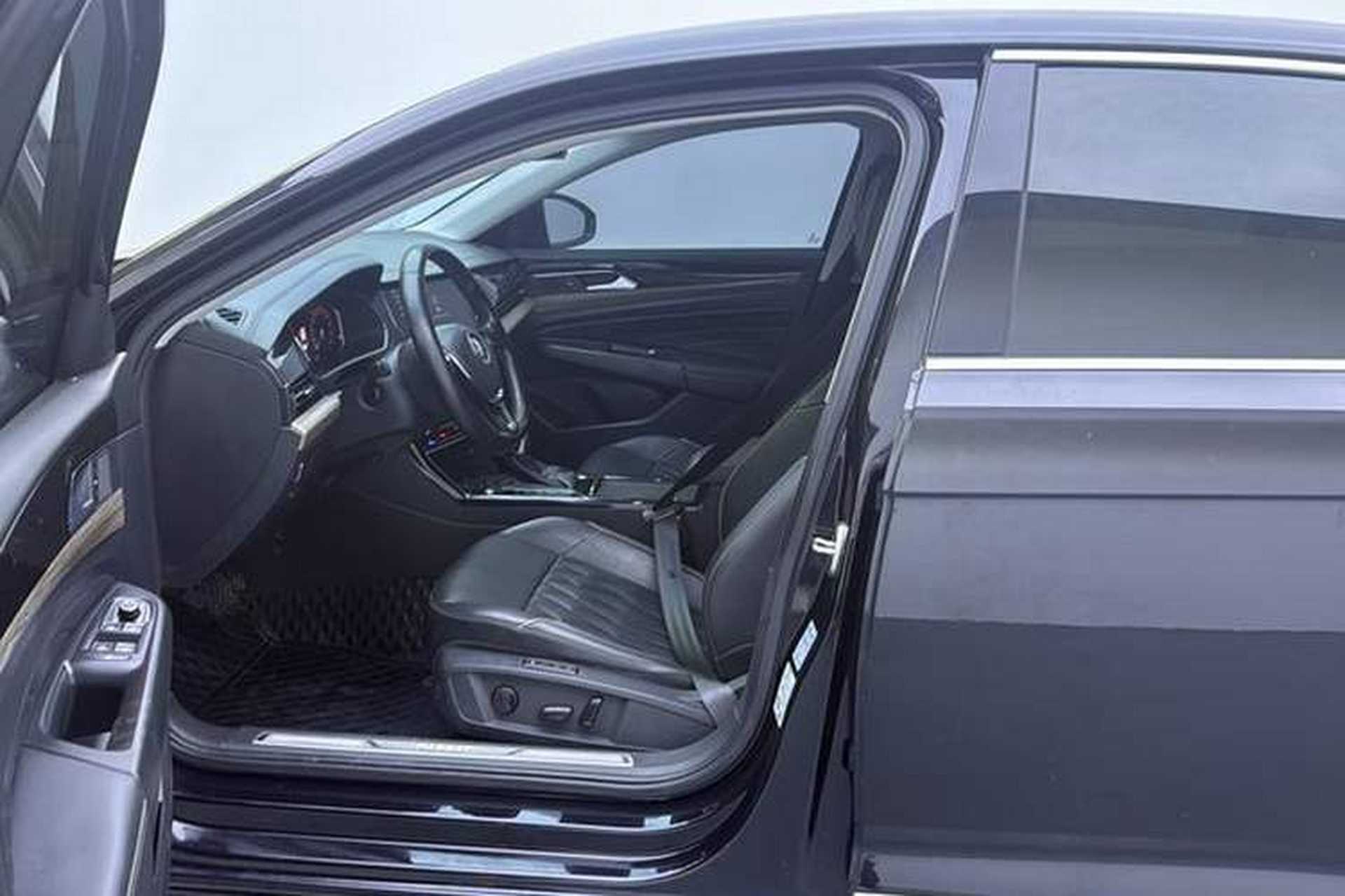 Used Volkswagen Passat 2020 330TSI Luxury Edition China VI Interior 4