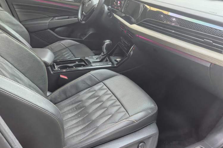 Used Volkswagen Passat 2020 330TSI Luxury Edition China VI Interior 4