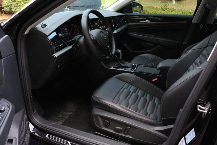 Used Volkswagen Passat 2020 330TSI Elite Edition China VI Interior 4