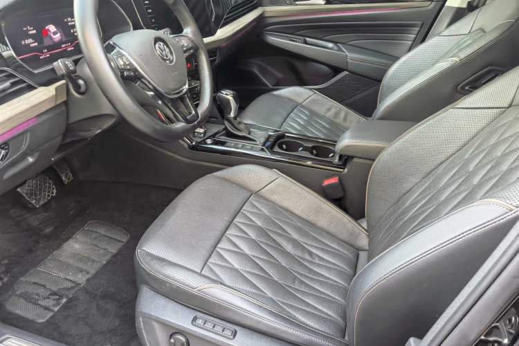 Used Volkswagen Passat 2020 330TSI Luxury Edition China VI Interior 5