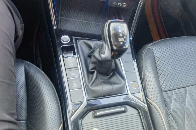 Used Volkswagen Passat 2020 Revised Version 330TSI Luxury Edition China VI Standard Interior 8