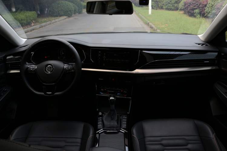 Used Volkswagen Passat 2020 330TSI Elite Edition China VI Interior 8