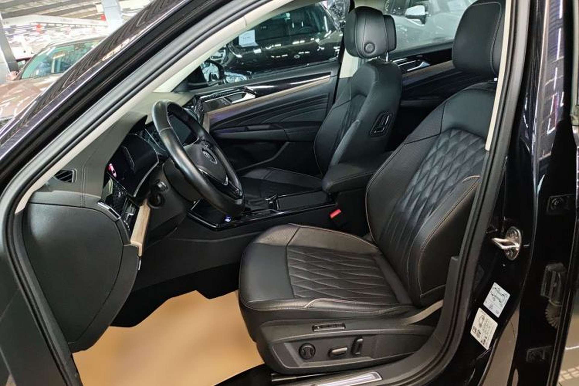 Used Volkswagen Passat 2020 Revised Version 330TSI Luxury Edition China VI Standard Left Front Seat
