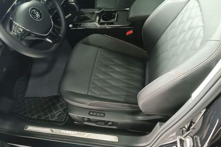 Used Volkswagen Passat 2020 Revised Version 330TSI Luxury Edition China VI Standard Left Front Seat