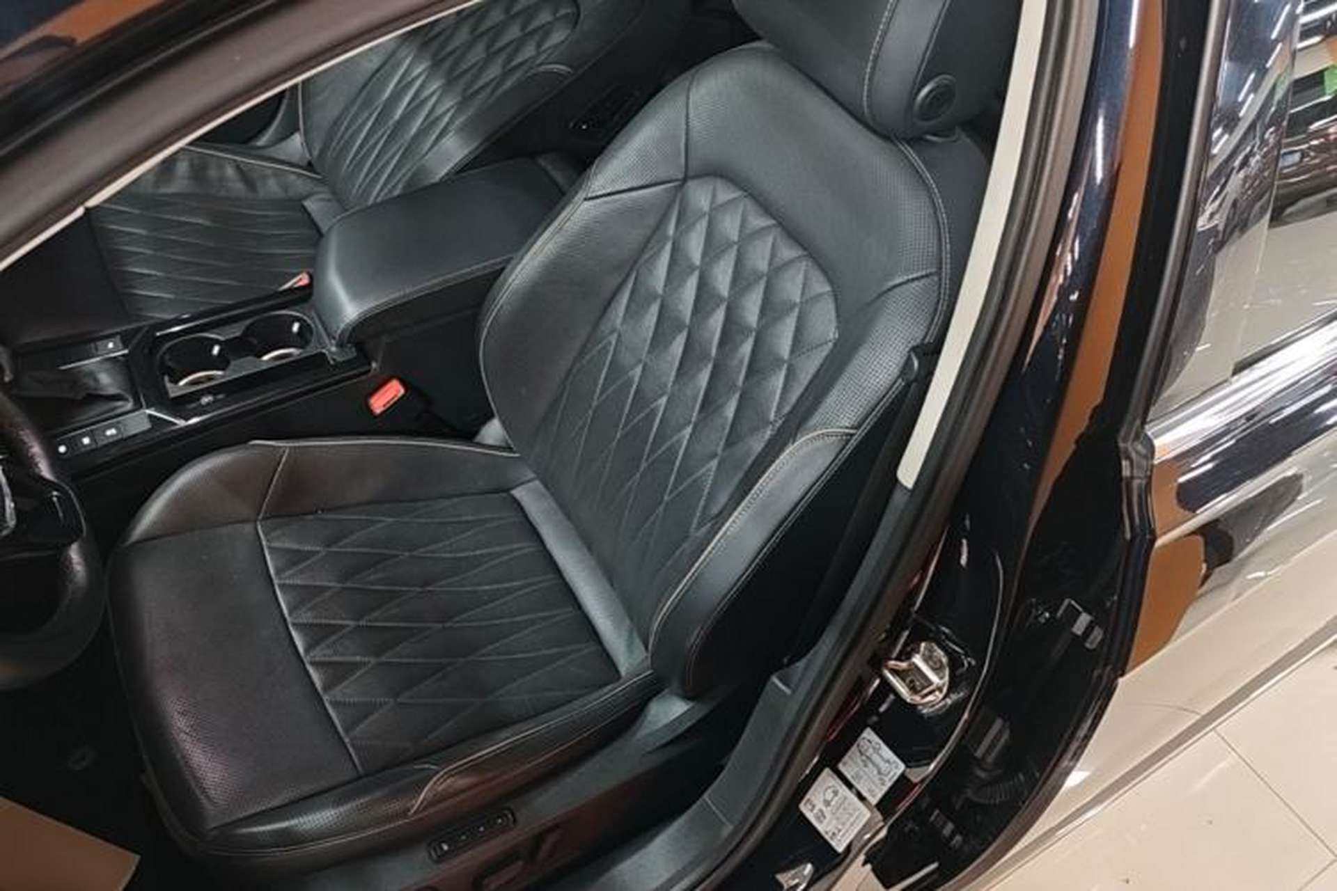 Used Volkswagen Passat 2020 Revised Version 330TSI Luxury Edition China VI Standard Left Front Seat