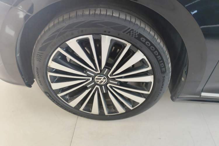 Used Volkswagen Passat 2020 Revised Version 330TSI Luxury Edition China VI Standard Left Front Wheel Hub