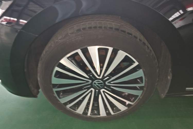 Used Volkswagen Passat 2020 Revised Version 330TSI Luxury Edition China VI Standard Left Front Wheel Hub