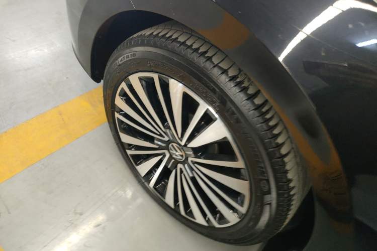 Used Volkswagen Passat 2020 Revised Version 330TSI Luxury Edition China VI Standard Left Front Wheel Hub