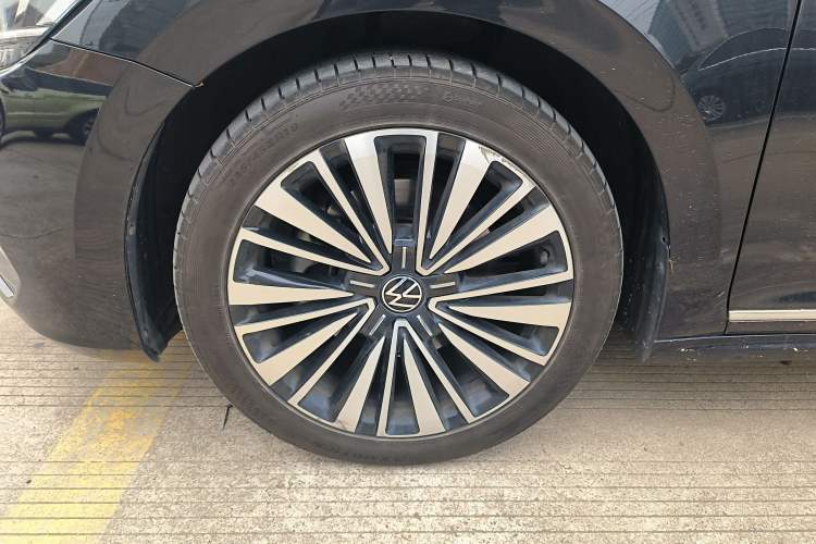 Used Volkswagen Passat 2020 Revised Version 330TSI Luxury Edition China VI Standard Left Front Wheel Hub