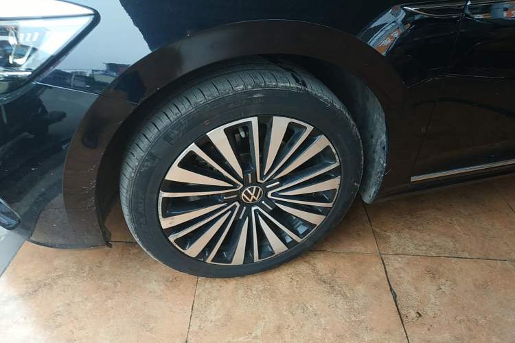 Used Volkswagen Passat 2020 Revised Version 330TSI Luxury Edition China VI Standard Left Front Wheel Hub