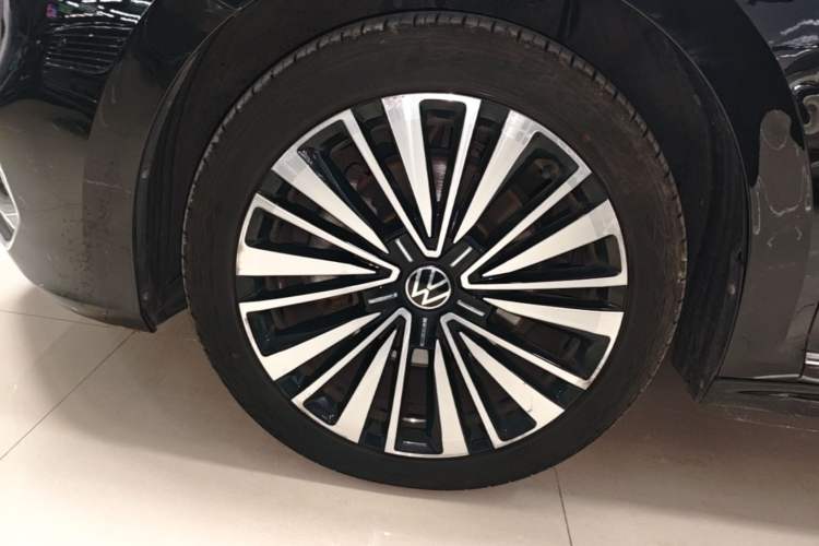 Used Volkswagen Passat 2020 Revised Version 330TSI Luxury Edition China VI Standard Left Front Wheel Hub