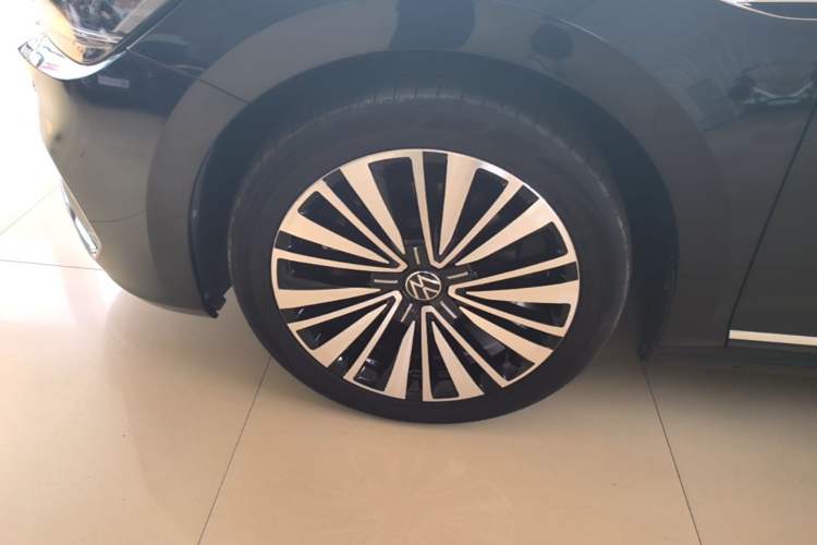 Used Volkswagen Passat 2020 Revised Version 330TSI Luxury Edition China VI Standard Left Front Wheel Hub