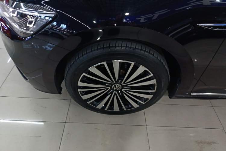Used Volkswagen Passat 2020 Revised Version 330TSI Luxury Edition China VI Standard Left Front Wheel Hub