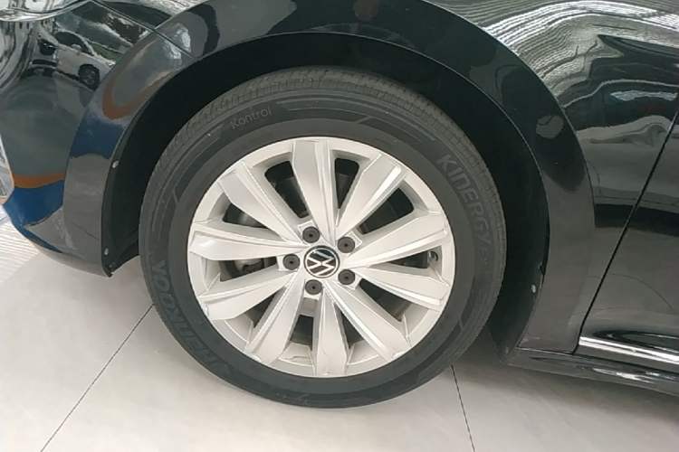 Used Volkswagen Passat 2020 Revised Version 280TSI Elite Edition China VI Standard Left Front Wheel Hub