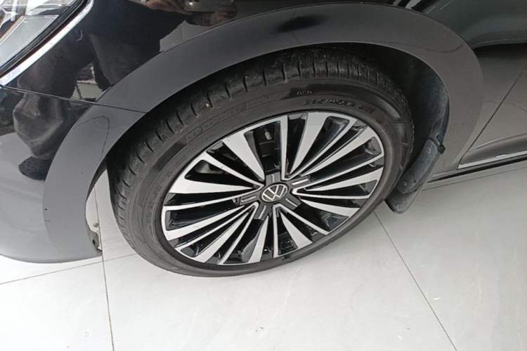 Used Volkswagen Passat 2020 Revised Version 330TSI Luxury Edition China VI Standard Left Front Wheel Hub
