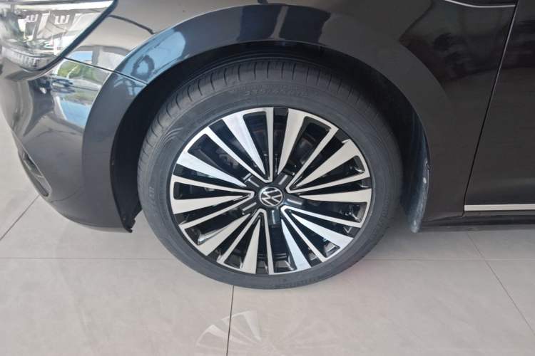 Used Volkswagen Passat 2020 Revised Version 330TSI Luxury Edition China VI Standard Left Front Wheel Hub