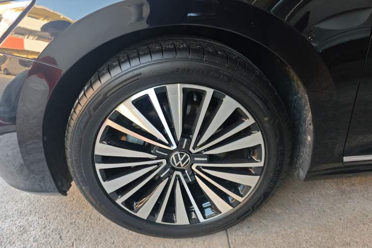 Used Volkswagen Passat 2020 Revised Version 330TSI Luxury Edition China VI Standard Left Front Wheel Hub